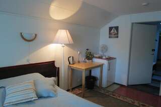 Отель Hotel Laatokan Portti Париккала Двухместный номер с 1 кроватью или 2 отдельными кроватями, общая ванная комната-1